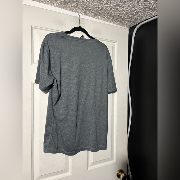 Vuori Men's Tradewind Performance Tee - Picture 2 of 5